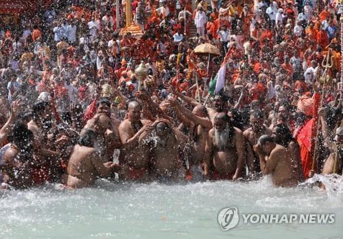 안이함과 변이 바이러스가 빚은 인도 '감염 쓰나미' 참사