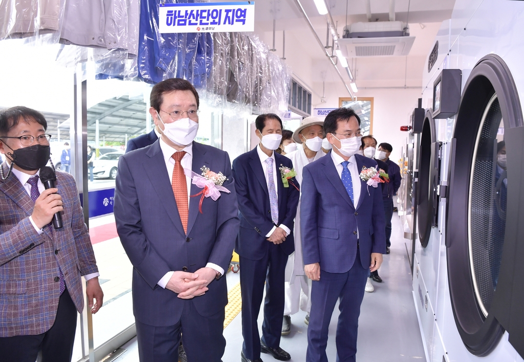 광주 하남산단에 노동자 작업복 세탁소 문 열었다