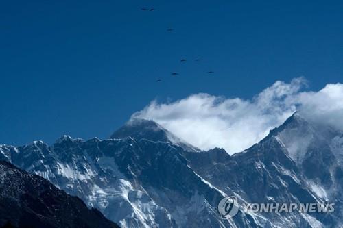 세계 최고봉 에베레스트까지 코로나 확산…"확진자 여러명 발생"