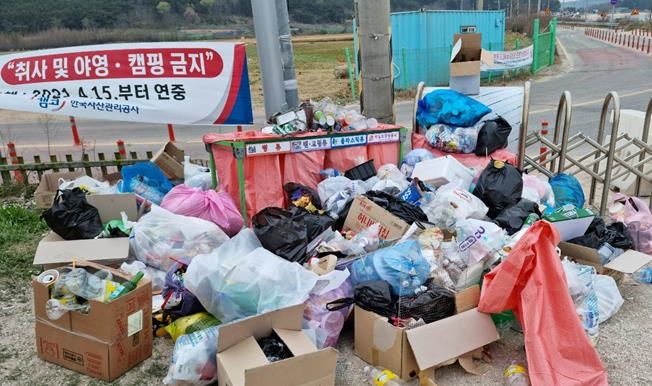 코로나19 여파에 캠핑객 늘어난 인천 섬…쓰레기에 몸살