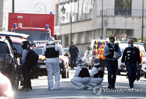 프랑스 경찰서에서 흉기로 경찰 살해…테러에 무게(종합)