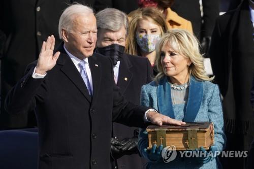 바이든, 지뢰밭 헤쳐온 100일…코로나 잡고 경제 반등 '합격점'