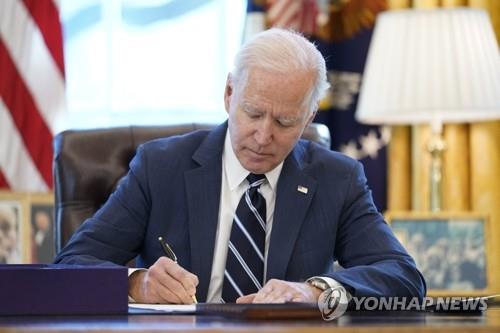 바이든, 지뢰밭 헤쳐온 100일…코로나 잡고 경제 반등 '합격점'