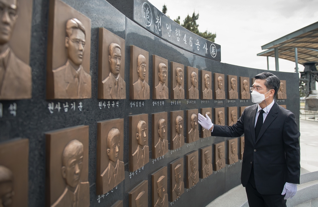 서욱, 상륙함 집단감염 2함대사 점검…"방역 취약점 보완" 지시