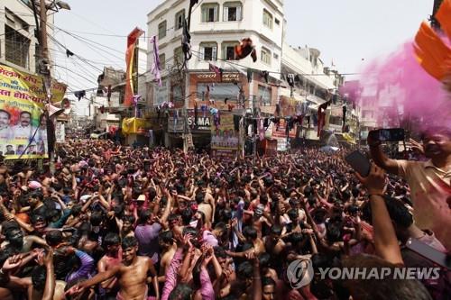 [사진톡톡] 코로나 종식에 자신감 보이다 비극 주인공 된 인도