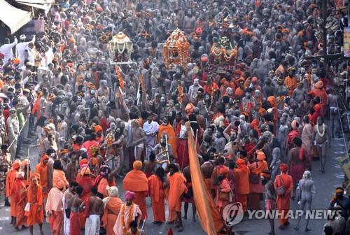 [사진톡톡] 코로나 종식에 자신감 보이다 비극 주인공 된 인도