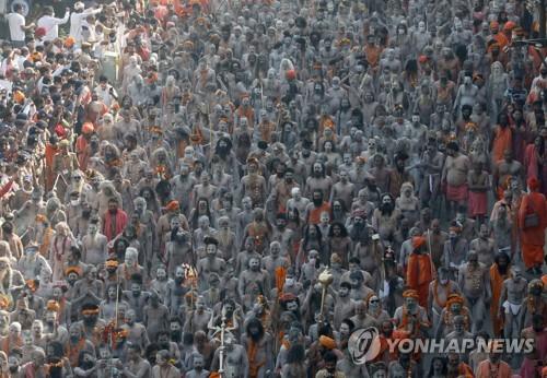 [사진톡톡] 코로나 종식에 자신감 보이다 비극 주인공 된 인도