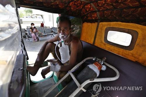 [사진톡톡] 코로나 종식에 자신감 보이다 비극 주인공 된 인도