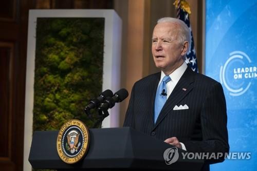 바이든 100일 '지지 과반' 여론조사 잇따라…"국가 여전히 분열"