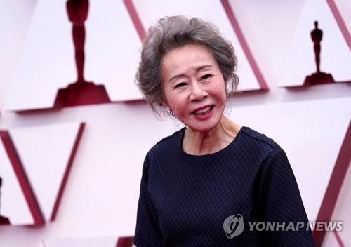 백발의 윤여정, 단아한 검은 드레스 차림으로 레드카펫 밟아