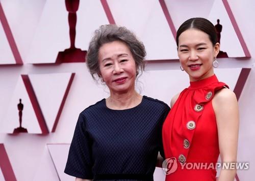 백발의 윤여정, 단아한 검은 드레스 차림으로 레드카펫 밟아