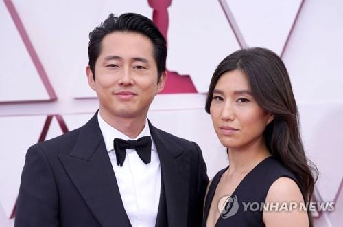 백발의 윤여정, 단아한 검은 드레스 차림으로 레드카펫 밟아