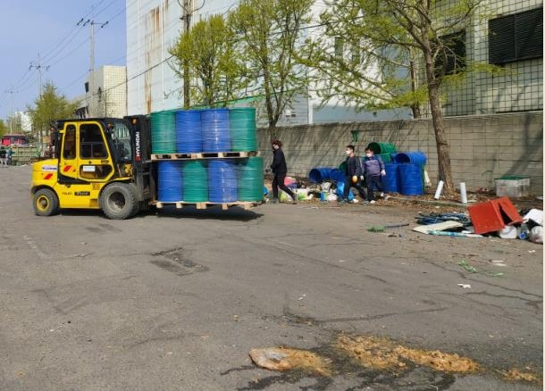 인천항 부두 일대 폐기물 수십t 행정대집행 통해 처리