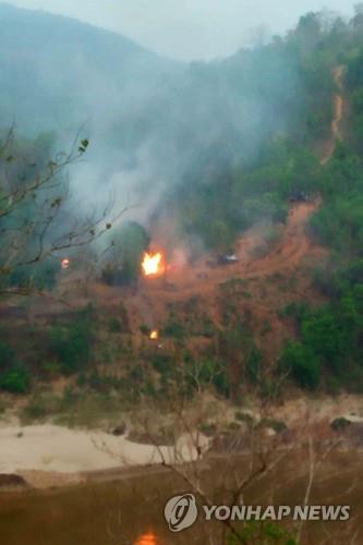 군부 "안정된 후에" 아세안합의 부정?…반군, 미얀마군기지 점령(종합)