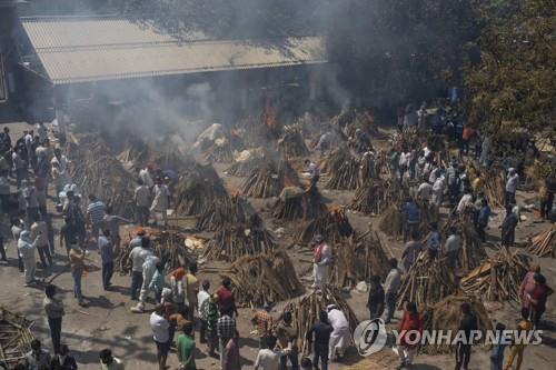 밀려드는 시신에…뉴델리 공원·주차장도 화장장으로 개조