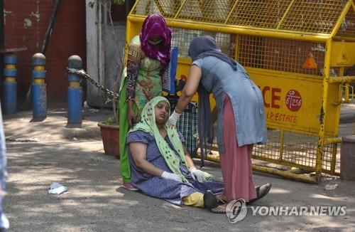 끝 모를 인도 코로나 비극…병원 앞서 숨지는 환자들