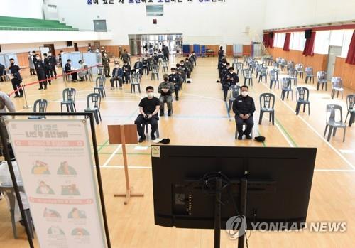 30세 이상 장병 백신접종 이틀째…"경미한 이상반응 10건"(종합)