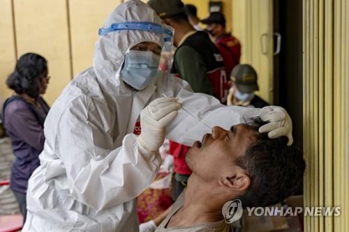 "코로나 검사용 면봉 재사용?"…인니 검사소 비용절감에 '발칵'