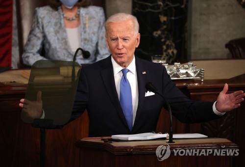 바이든 "미국 기술경쟁 뒤처져…배터리·컴퓨터칩 등 지배해야"