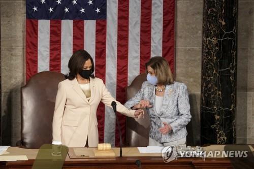 바이든 의회연설, 좌우편 모두 여성이 차지…"역사적 장면"