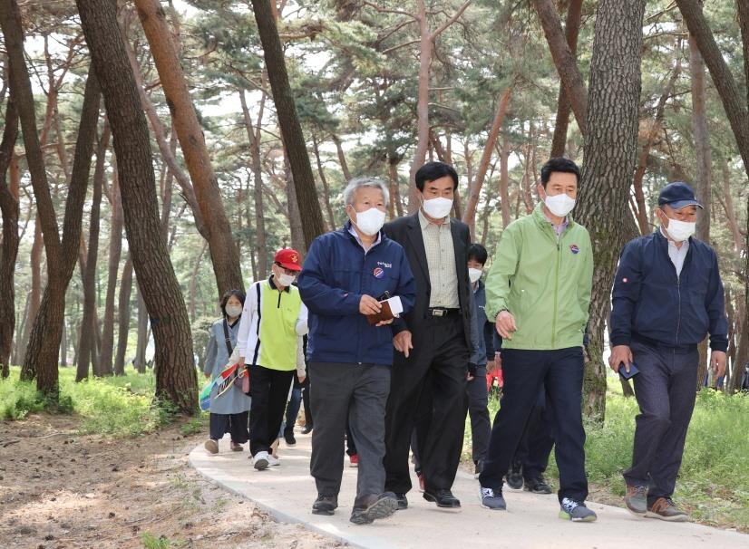 "소나무 숲에서 힐링하세요"…포항 기계서숲 둘레길 준공