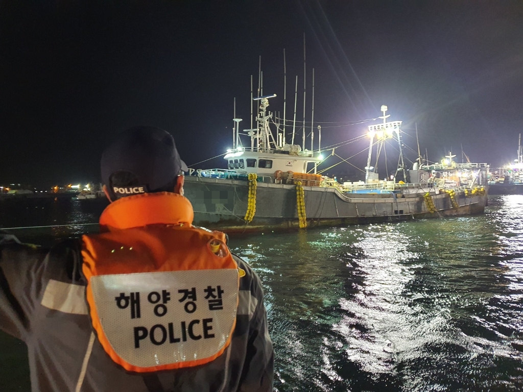 강풍 밀린 130t급 어선 모랫바닥에 걸렸다 해경에 구조돼