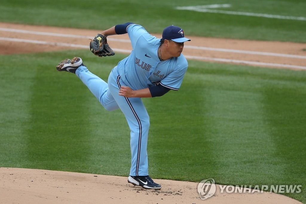 류현진, 개막전 홈런 맞아 2실점…토론토 역전승