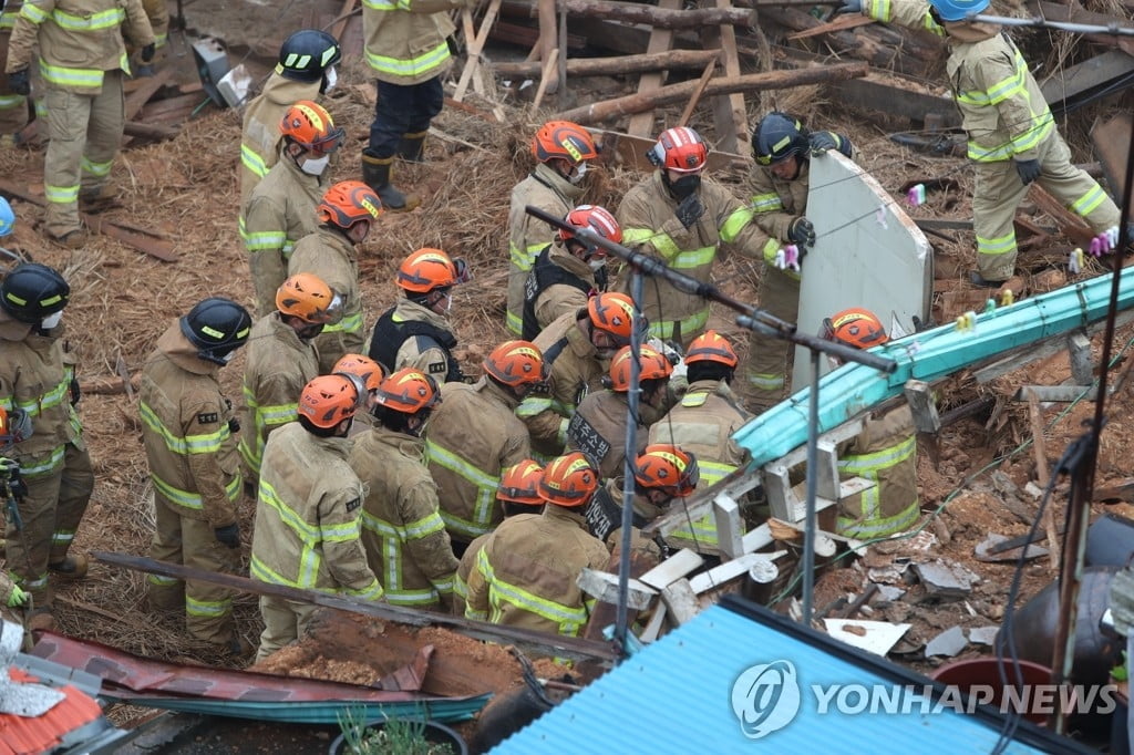 광주 주택붕괴 매몰 사고, 4명 중 2명 사망