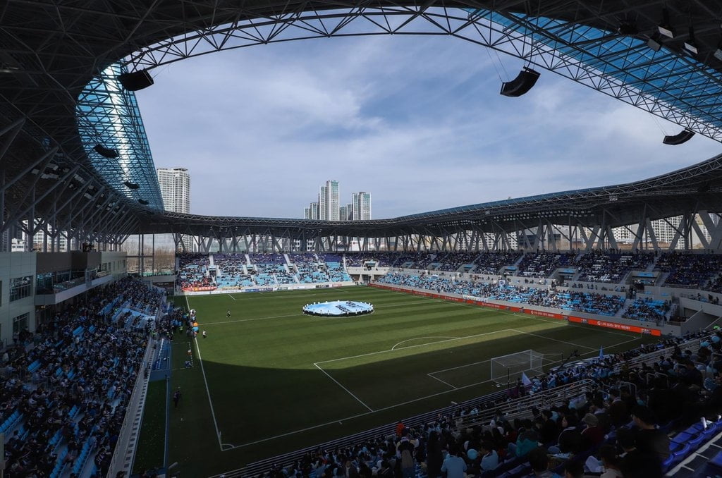 "고참에 폭행·성추행 당했다"…前축구선수 청원 등장