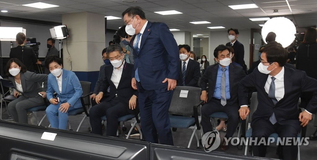 민주, `참패` 출구조사에 무거운 침묵…일부 울음 터뜨리기도