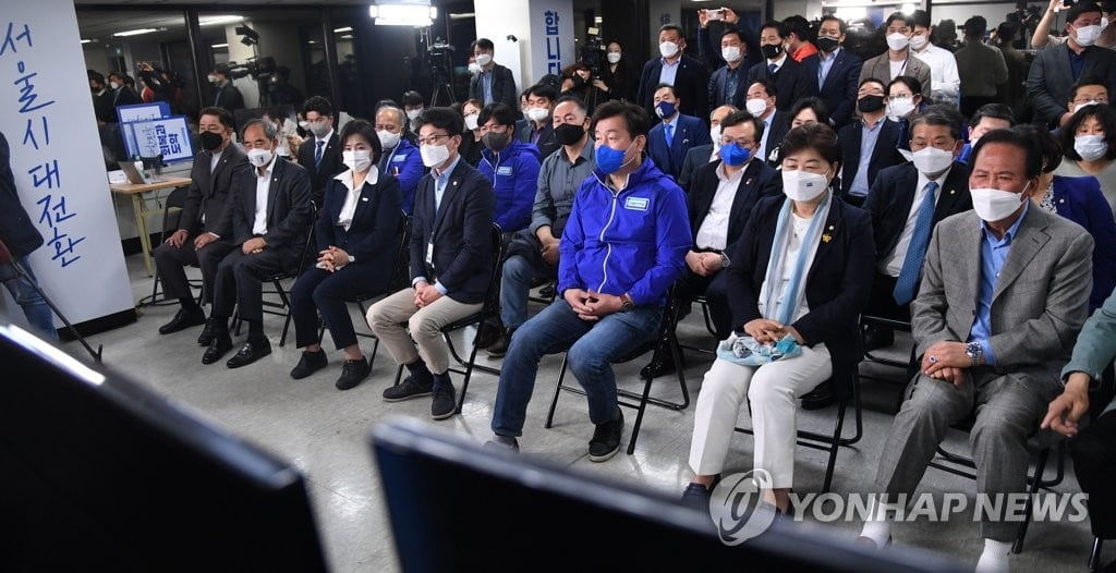 민주, `참패` 출구조사에 무거운 침묵…일부 울음 터뜨리기도