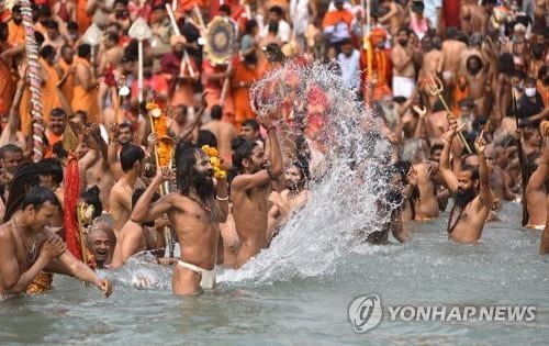 `집단 목욕` 축제 벌였던 인도, 하루 31만명 확진…기록 경신