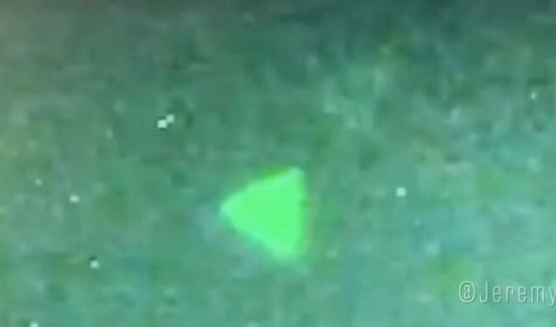 "떳다 UFO" 미 해군 함정서 피라미드 모양 발견