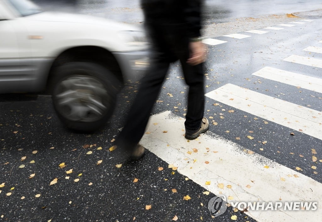 차량 엔진룸에 보행자 매달고 운전…시민 도움으로 체포