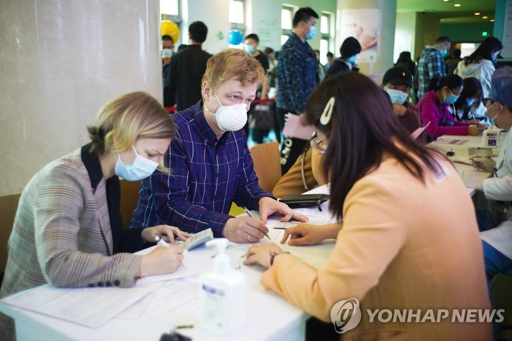 "중국, 10주내 화이자 백신 승인 결정한다"