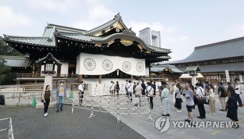 日 스가, 야스쿠니신사에 또 공물 봉납…아베는 직접 참배