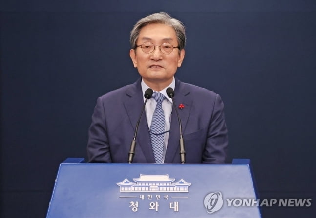 방역수칙 위반 `살인`이라던 노영민, 5인금지 안지켜 과태료