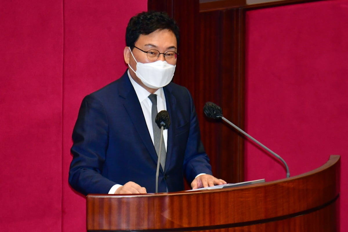 이상직 의원, 체포동의안 표결 앞두고 신상 발언