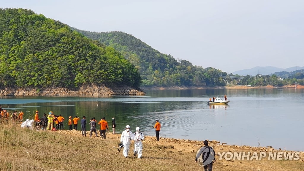 청주서 산불진화 헬기 대청호 추락…1명 심정지