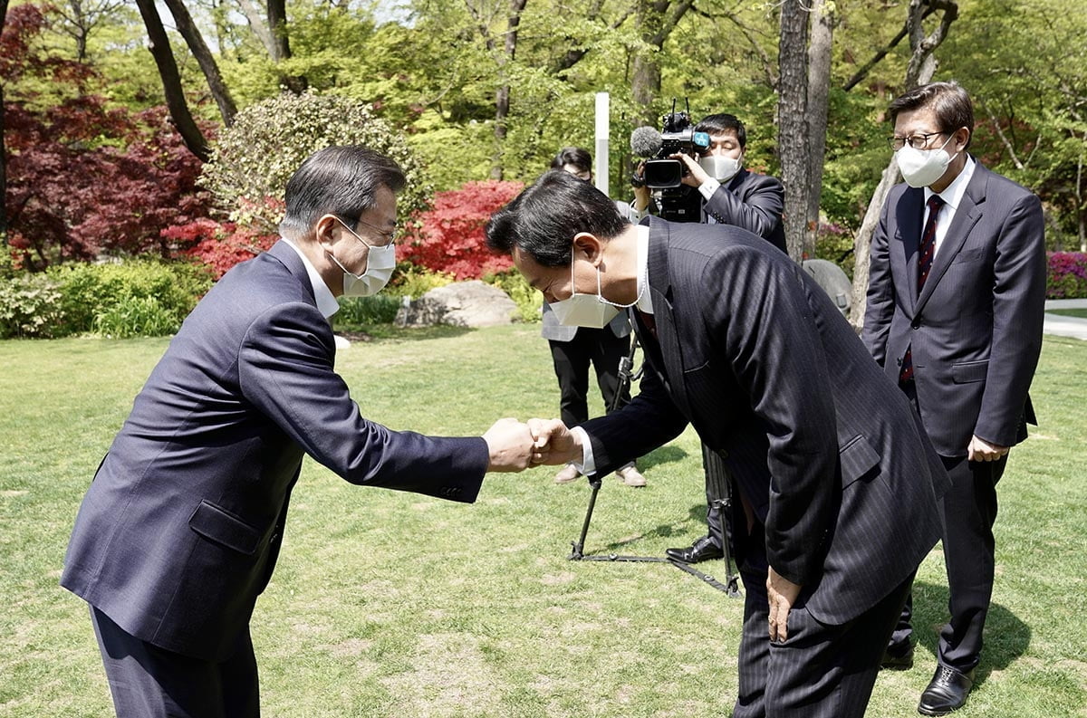 문재인 대통령이 21일 오세훈 서울시장과 박형준 부산시장을 청와대로 불러 오찬을 했다. (청와대 제공)