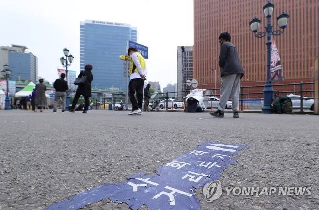 "사적모임 8명 허용"...거리두기 개편안 시범 적용