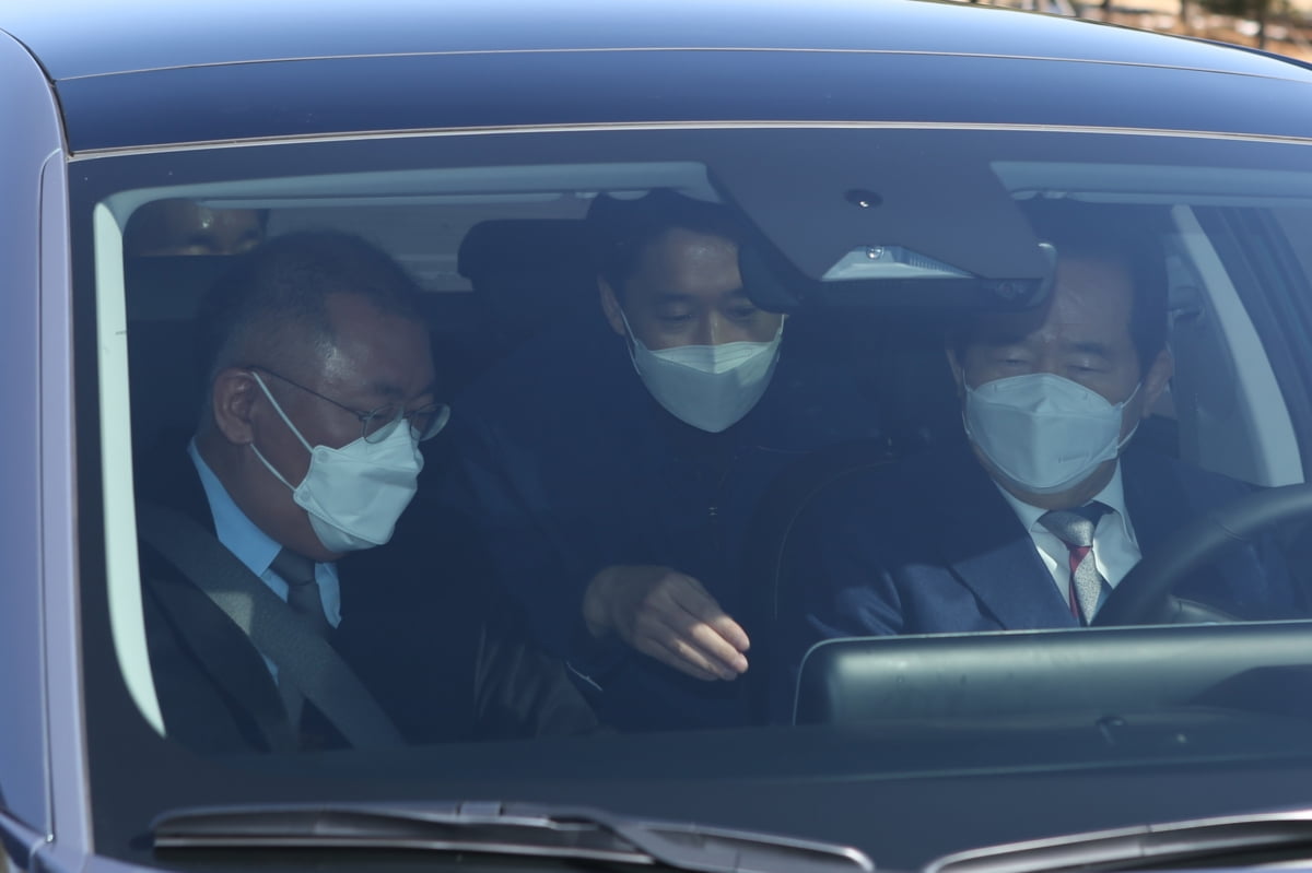 정세균(오른쪽) 전 총리가 아이오닉5를 직접 시운전하고 있다.