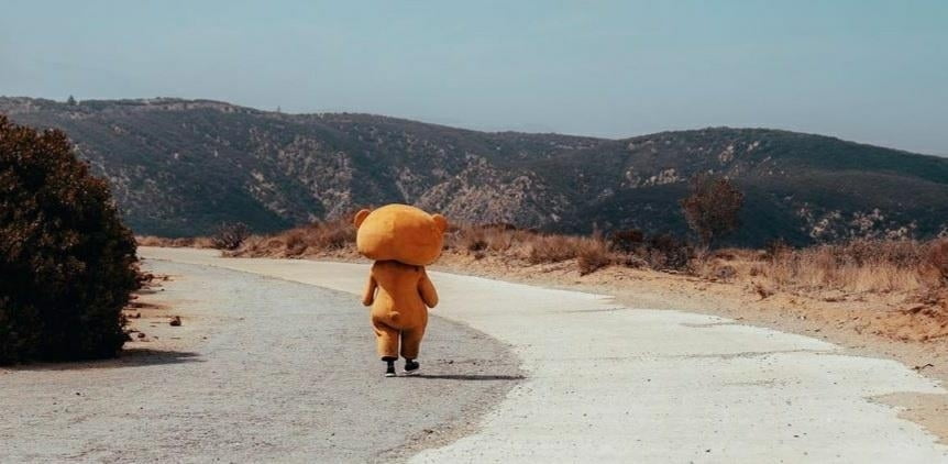 곰인형 눌러 쓴 걷기왕 640km 종단, LA에서 샌프란시스코까지