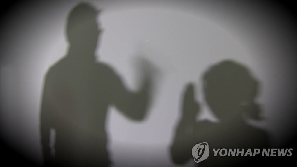"자는데 왜 깨워" 아내 때리고 목조른 40대 벌금형