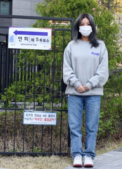 [TEN 포토] 유빈 '투표소 밝히는 미모'(재보궐선거)