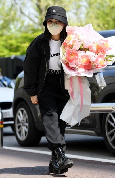 [TEN 포토] 송가인 '어마어마한 꽃다발을 들고'