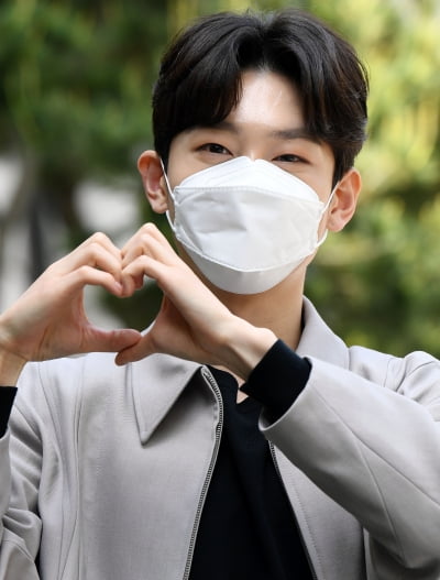 [TEN 포토] 김용빈 '맑고 깨끗한 하트~'