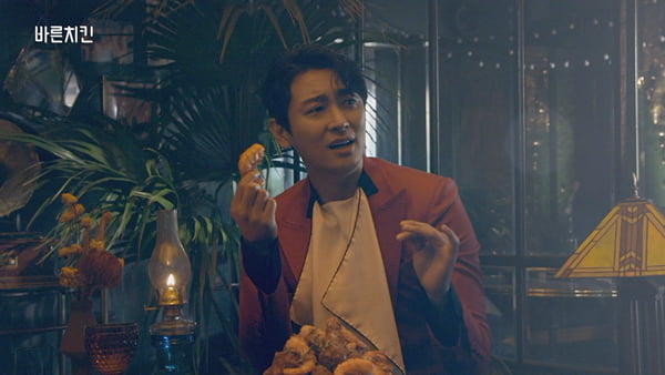 배우 주지훈 광고 현장 '맛으로 바른'...바른치킨 CF 메이킹 영상 공개