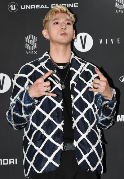 [TEN 포토] KARD BM '스웨그 넘치는 인사'