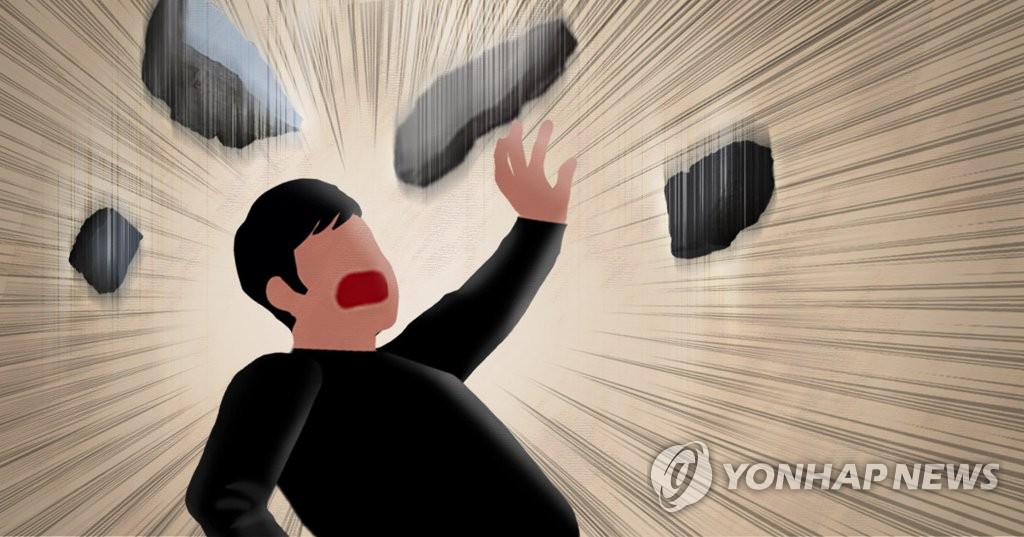 '뒷바퀴 걸린 돌 치우려다…' 야적장 낙석에 깔린 60대 숨져(종합)